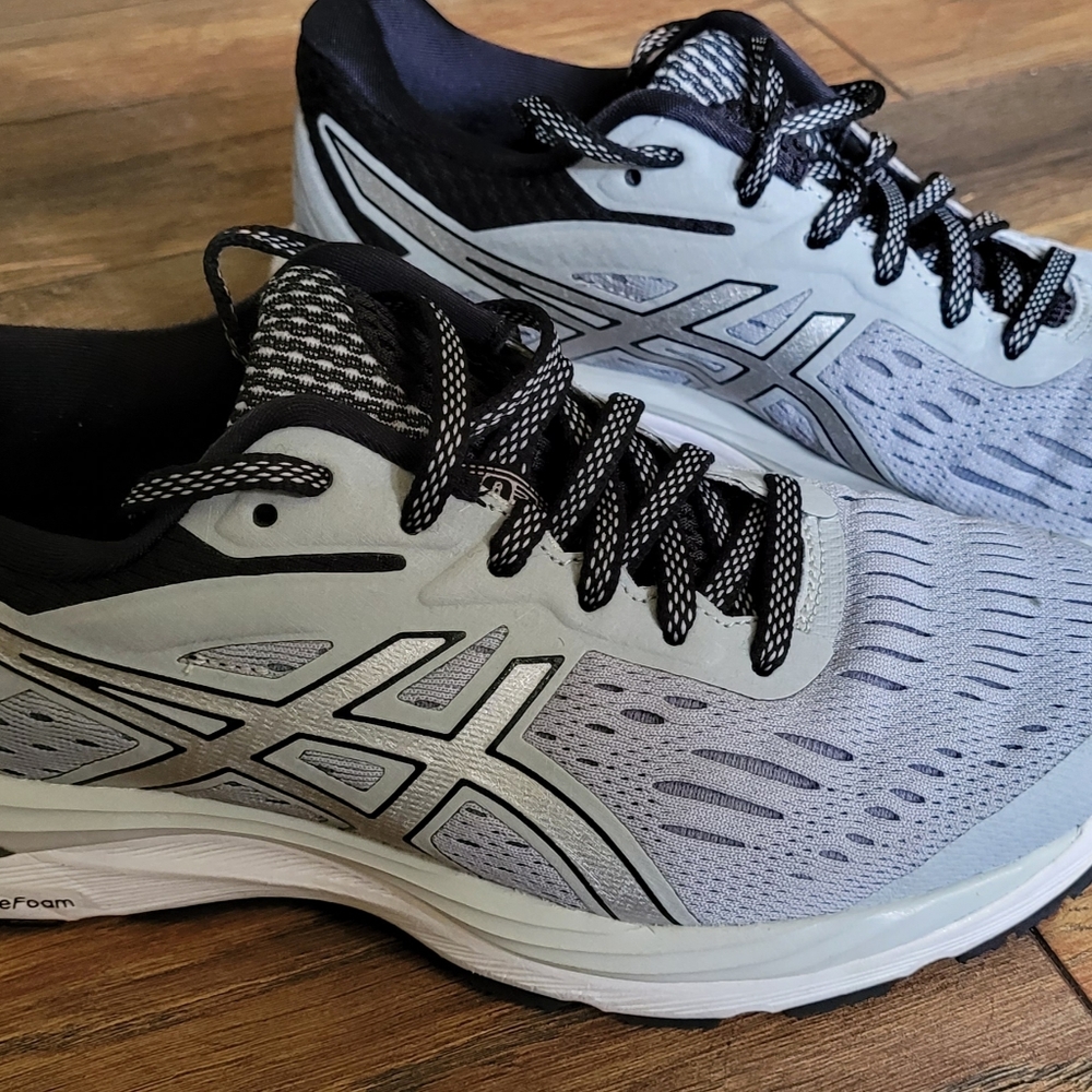 Asics Gel Cumulus womens shoes size 6